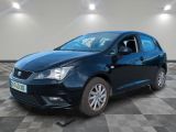 une voiture bleue est garée dans une pièce au sol à carreaux