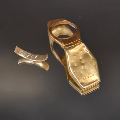 une bague en or et une bague en argent sur un fond noir