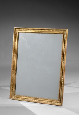 un miroir ancien dans un cadre doré, avec un fond blanc