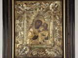 une vieille photo représentant un tableau dans un cadre doré, sur lequel figurent une femme et un enfant