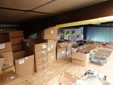de nombreux cartons dans une pièce où il y a beaucoup de cartons par terre