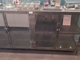 une armoire métallique surmontée de récipients en verre