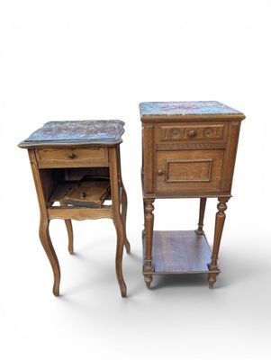 paire de tables de chevet anciennes avec plateau en marbre et pieds en bois