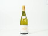 une bouteille de vin posée sur une table