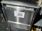 une photo d'un plan de travail en inox sur lequel figure le chiffre 20