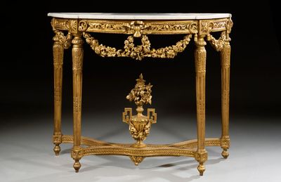 une table console ornementale sculptée avec un plateau en marbre