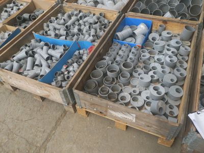 de nombreux types de tuyaux et de raccords, conditionnés dans des boîtes