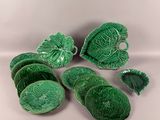 un ensemble de plats verts décorés de feuilles