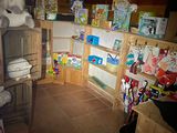 un ours en peluche posé sur une étagère dans un coin de la pièce