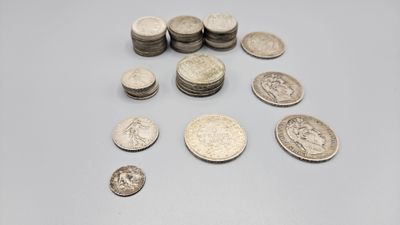 un gros plan sur une pile de pièces posée sur une table