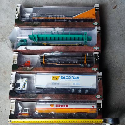tout un tas de trains miniatures de toutes sortes sur la table
