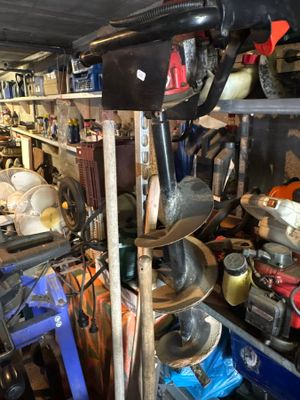 une pièce remplie d'outils de toutes sortes, rangés sur des étagères