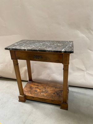 Une console en bois fruitier et décor de bronzes plateau en …