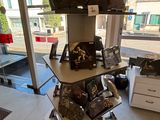 une présentation de sacs à main et d'autres articles dans un magasin