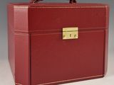 une image représentant une valise rouge munie d'un cadenas doré