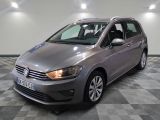 La Volkswagen Touran est garée dans une grande pièce au sol carrelé en damier.