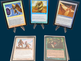 Plusieurs cartes sont exposées sur un présentoir avec un fond bleu.