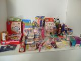 une étagère blanche sur laquelle sont posés de nombreux jouets