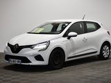 une voiture blanche garée dans une pièce au sol en damier