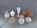 un grand nombre de vases posés sur une table