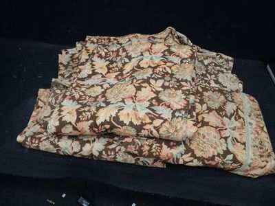 un tas de tissu posé sur une table, avec des ciseaux dessus