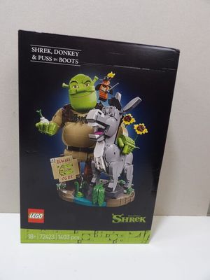 une boîte de figurines Lego représentant Shrek et l'âne, posée sur une table