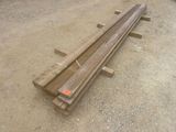 un tas de bois posé par terre