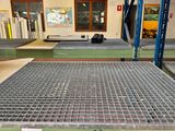 une grille métallique au milieu d'une pièce