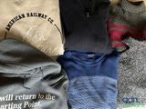 une pile de vêtements posée sur le sol