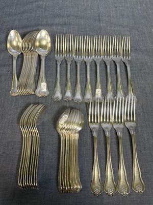 beaucoup de cuillères et de fourchettes en argent sur la table