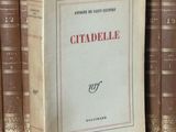 un livre posé sur une étagère à côté d'autres livres