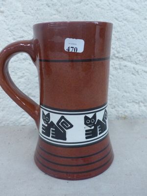 une tasse marron ornée d'un motif en noir et blanc
