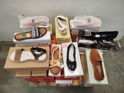 de nombreuses paires de chaussures posées sur des cartons