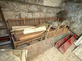 un canapé qui se trouve au milieu d'une pièce