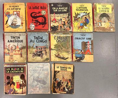 Plusieurs livres sont alignés sur une table devant un mur.