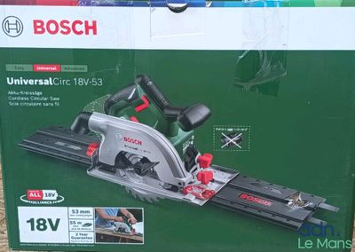 le carton d'une scie circulaire filaire Bosch Universal 18 V