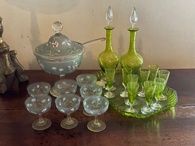 beaucoup d'objets en verre vert sur la table