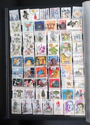 la photo d'un livre portant de nombreux timbres