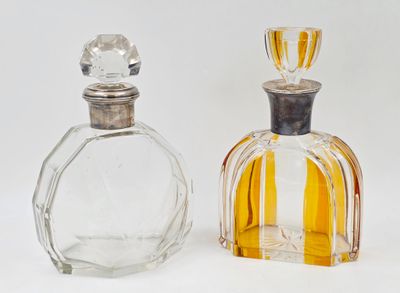 deux flacons de parfum posés l'un à côté de l'autre sur une surface blanche