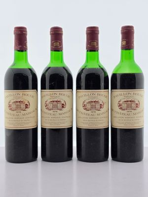 trois bouteilles de vin sont alignées sur une table