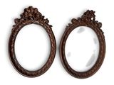 paire de miroirs ovales anciens en bois sculpté, ornés de sculptures élaborées