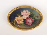 une image représentant un tableau de roses dans un cadre doré