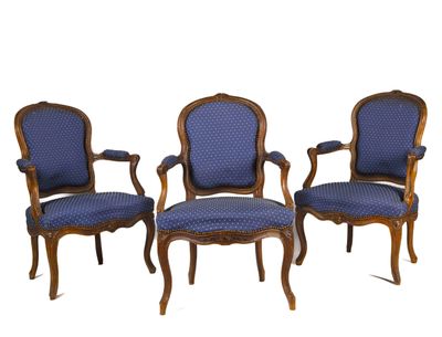 trois chaises avec un revêtement bleu, un revêtement bleu, un revêtement bleu, un revêtement bleu, un revêtement bleu, un revêtement bleu, un revêtement bleu, un revêtement bleu