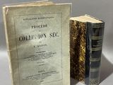 deux livres posés l'un à côté de l'autre sur une surface blanche