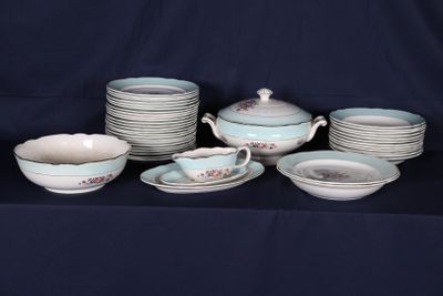 beaucoup de plats posés sur une table