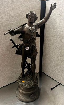 une statue en bronze représentant une femme tenant une épée
