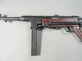 un fusil posé sur une table, avec un chargeur posé dessus