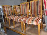de nombreuses chaises alignées autour d'une table