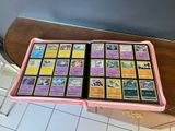 beaucoup de cartes dans un étui rose posé sur une table