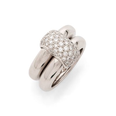 gros plan d'une bague en diamant sur fond blanc